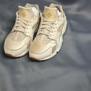 Beige/tan size 10 Nike Huaraches